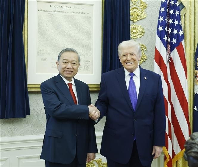 Sáng 20/2, Tổng Bí thư Tô Lâm đã có cuộc gặp với Tổng thống Hoa Kỳ Donald Trump tại Nhà trắng. Hai bên đã trao đổi nhiều nội dung trong hợp tác giữa hai nước cũng như các vấn đề thế giới và khu vực mà hai bên cùng quan tâm. Tổng Bí thư khẳng định Việt Nam luôn coi trọng và mong muốn thúc đẩy quan hệ Đối tác chiến lược toàn diện Việt Nam – Hoa Kỳ phát triển ổn định, thực chất, hiệu quả. Tổng thống Trump phản hồi tích cực về các đề xuất của Việt Nam về hợp tác kinh tế, khoa học - công nghệ. Tổng thống Donald Trump cho biết sẽ chỉ đạo các cơ quan liên quan sớm đưa Việt Nam ra khỏi danh sách kiểm soát xuất khẩu chiến lược (D1 - D3).