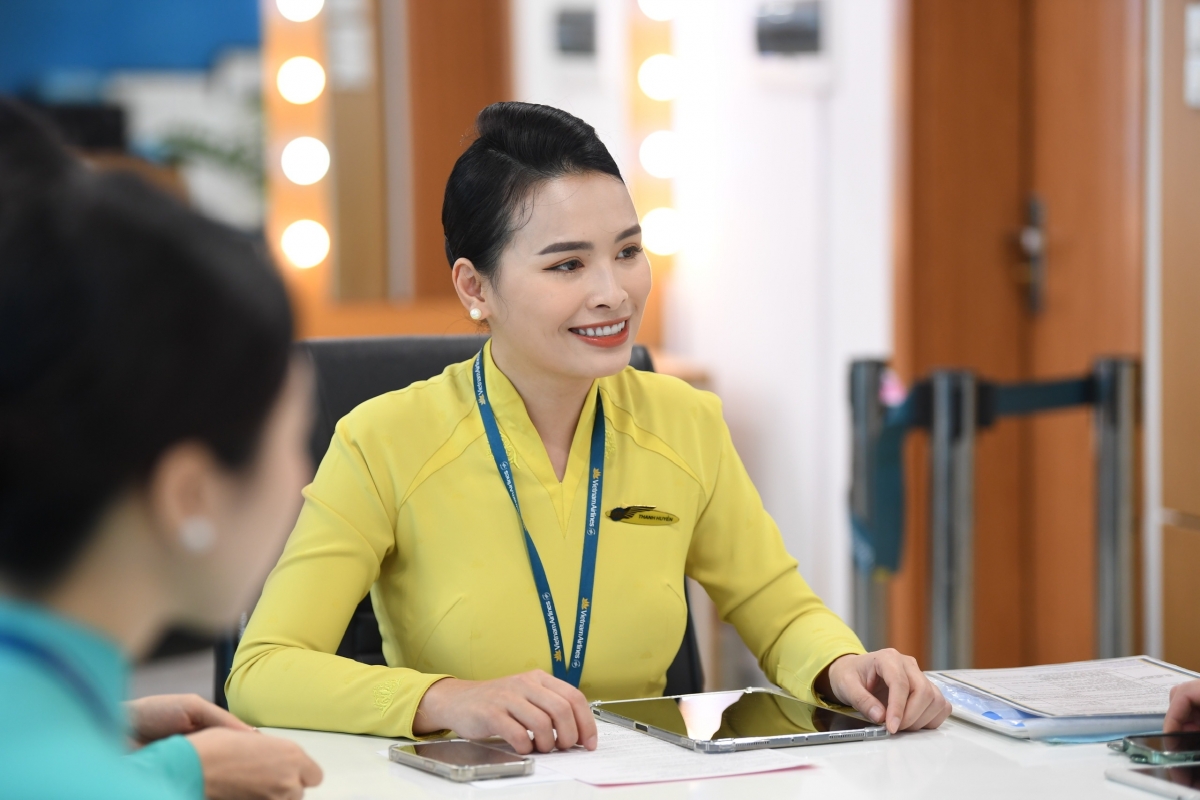 Những chuyến bay nối dài qua năm tháng, đặc biệt là các mùa cao điểm Tết, đã rèn giũa trong chị tinh thần kỷ luật, sự thấu cảm và niềm tự hào khi khoác lên mình màu áo của Hãng hàng không Quốc gia.