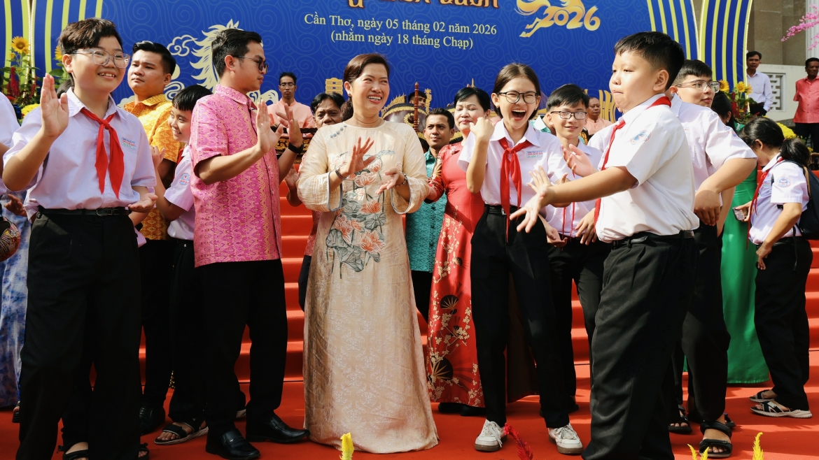 Bà Nguyễn Thị Ngọc Điệp, Phó Chủ tịch UBND TP. Cần Thơ giao lưu điệu múa Khmer cùng các nghệ sĩ và học sinh có mặt tại "Sắc Xuân miệt vườn" sáng ngày 5/2