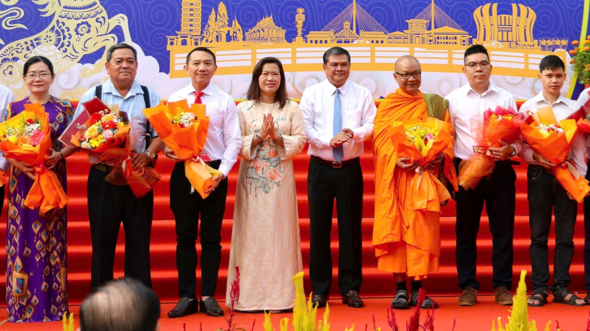 Ban tổ chức tặng hoa cho các tác giả, đơn vị góp phần tạo nên "Công viên sách Xuân".
