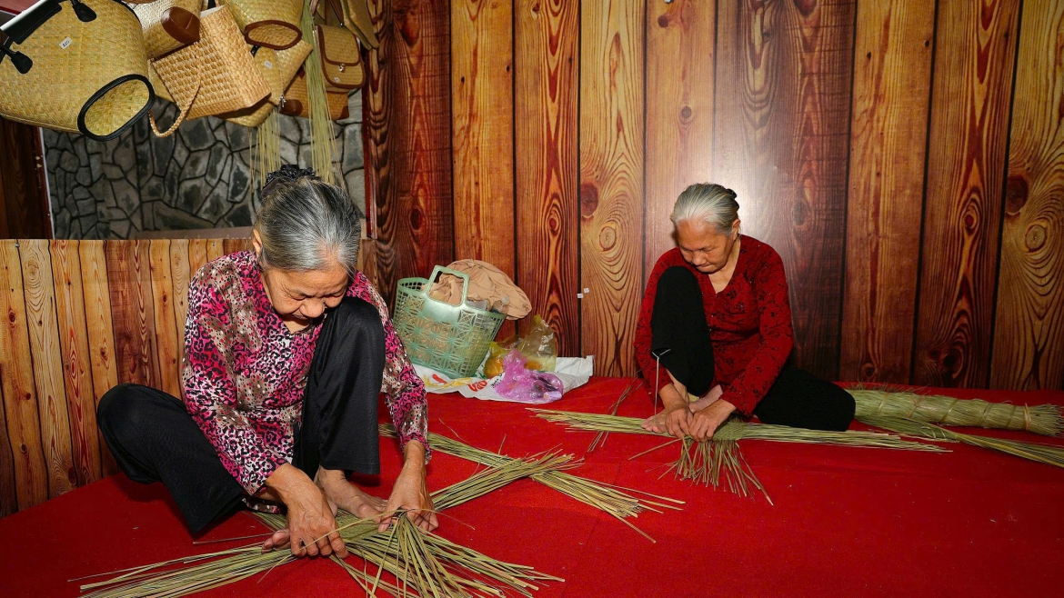 Các nghề thủ công truyền thống như đan đát, nghề dệt của người Chăm, đan móc len, tạo mô hình ghe ngo, làm đũa tre, làm tranh kiếng,… góp phần tái hiện không gian Tết xưa mộc mạc, gần gũi.