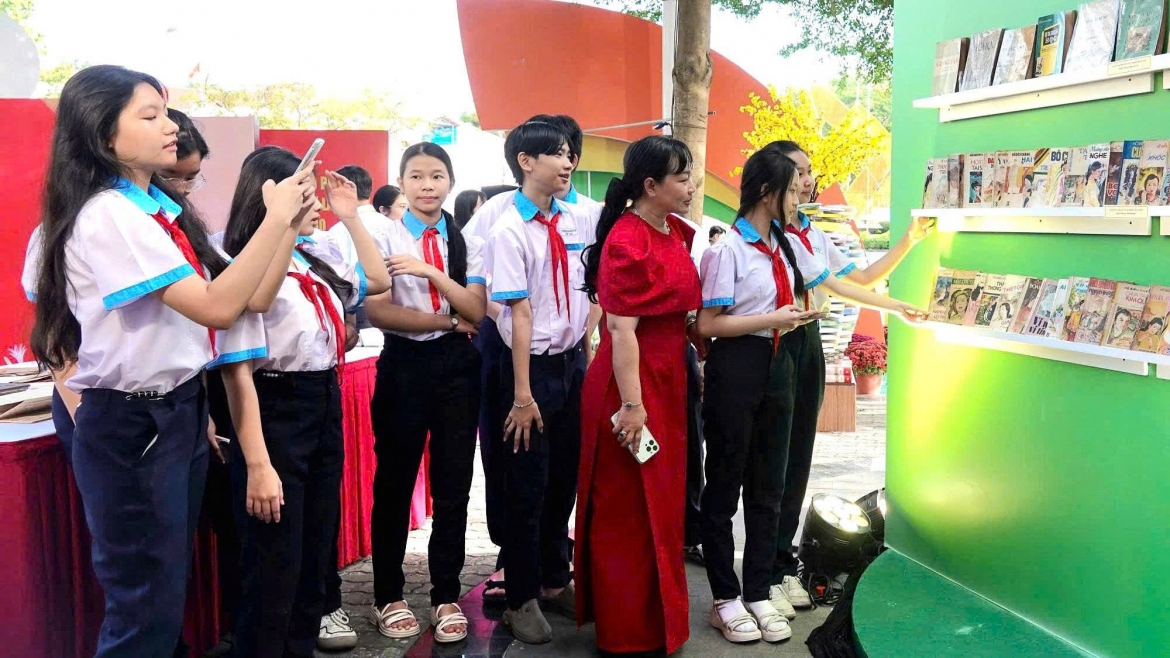 “Công viên sách Xuân” với khu trưng bày các bộ sưu tập sách quý, sách lá buông, cùng hệ thống gian hàng của các nhà xuất bản và doanh nghiệp phát hành