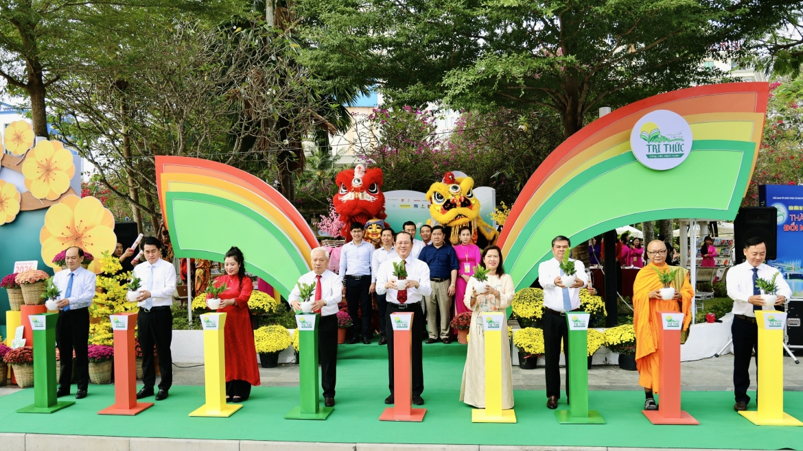 Đặc biệt, lần đầu tiên TP. Cần Thơ triển khai mô hình “Công viên sách Xuân”, tạo nên không gian văn hóa mở, kết nối tri thức với đời sống cộng đồng