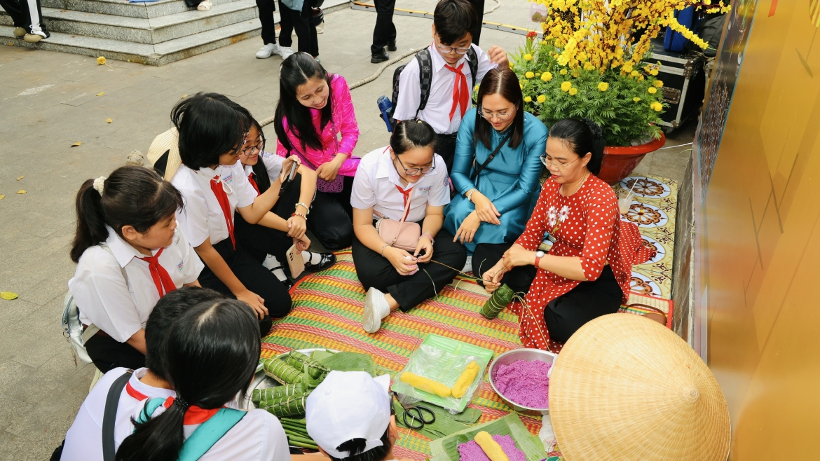 Không chỉ dừng lại ở việc trưng bày và trình diễn, chương trình còn chú trọng các hoạt động trải nghiệm dành cho công chúng như: cùng nghệ nhân làm bánh, múa, chơi trò chơi dân gian...