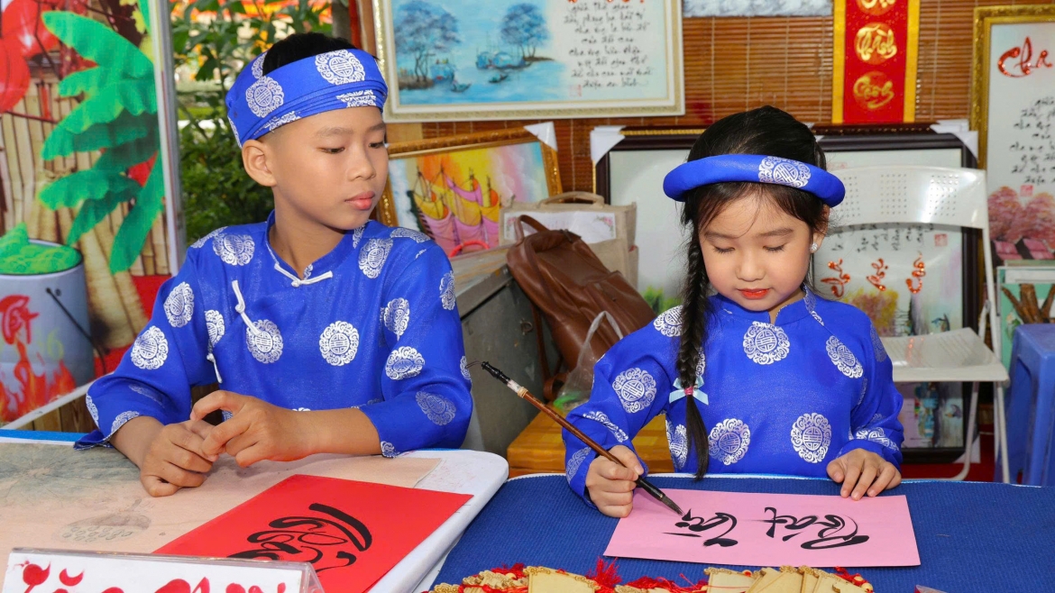 Không chỉ ông đồ với hình ảnh già quen thuộc, những "ông đồ nhí" cũng thu hút nhiều người. Đây là một nét đẹp thể hiện truyền thống hiếu học của dân tộc, hướng con người đến những giá trị tốt đẹp trong cuộc sống, cũng chính là mạch nguồn để nghệ thuật thư pháp vượt qua những thăng trầm của thời gian và duy trì bền bỉ đến hôm nay
