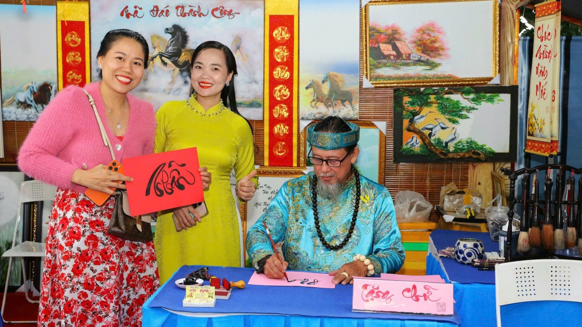 "Mỗi năm hoa đào nở lại thấy ông Đồ già" - câu thơ quen thuộc như khẳng định "Phố ông đồ" vẫn giữ vai trò là điểm dừng chân không thể thiếu của nhiều người khi đến "Sắc Xuân miệt vườn". Khu vực xin chữ đầu năm kéo dài hoạt động đến ngày 21/2, nhằm phục vụ nhu cầu tham quan, thưởng lãm của người dân trong suốt dịp Tết Nguyên đán 2026