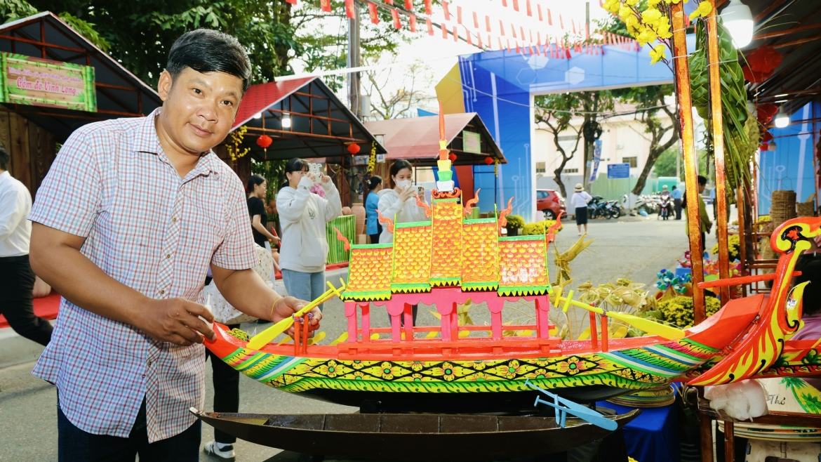 Ngày trước, ghe Ngo còn nguyên khối gỗ nên rất nặng, chỉ nổi là là trên mặt nước. Nay, khi cây sao to hiếm dần, người ta ghép ván thành thân ghe, vừa nhẹ, vừa linh hoạt hơn, nhưng vẫn giữ nguyên hình dáng uốn khúc nhiều màu sắc bắt mắt