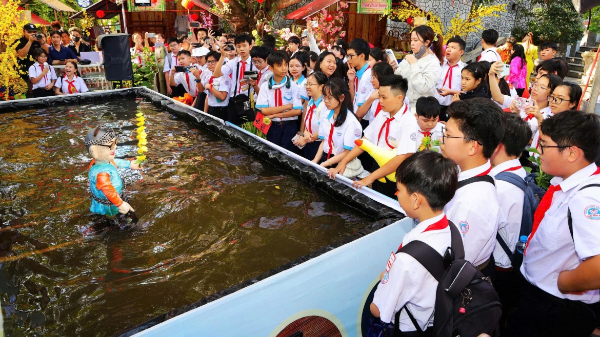 Sân khấu trình diễn Múa rối nước tại khuôn viên Bảo tàng TP. Cần Thơ mang đến không gian sống động và giàu cảm xúc cho mọi người, nhất là các em học sinh