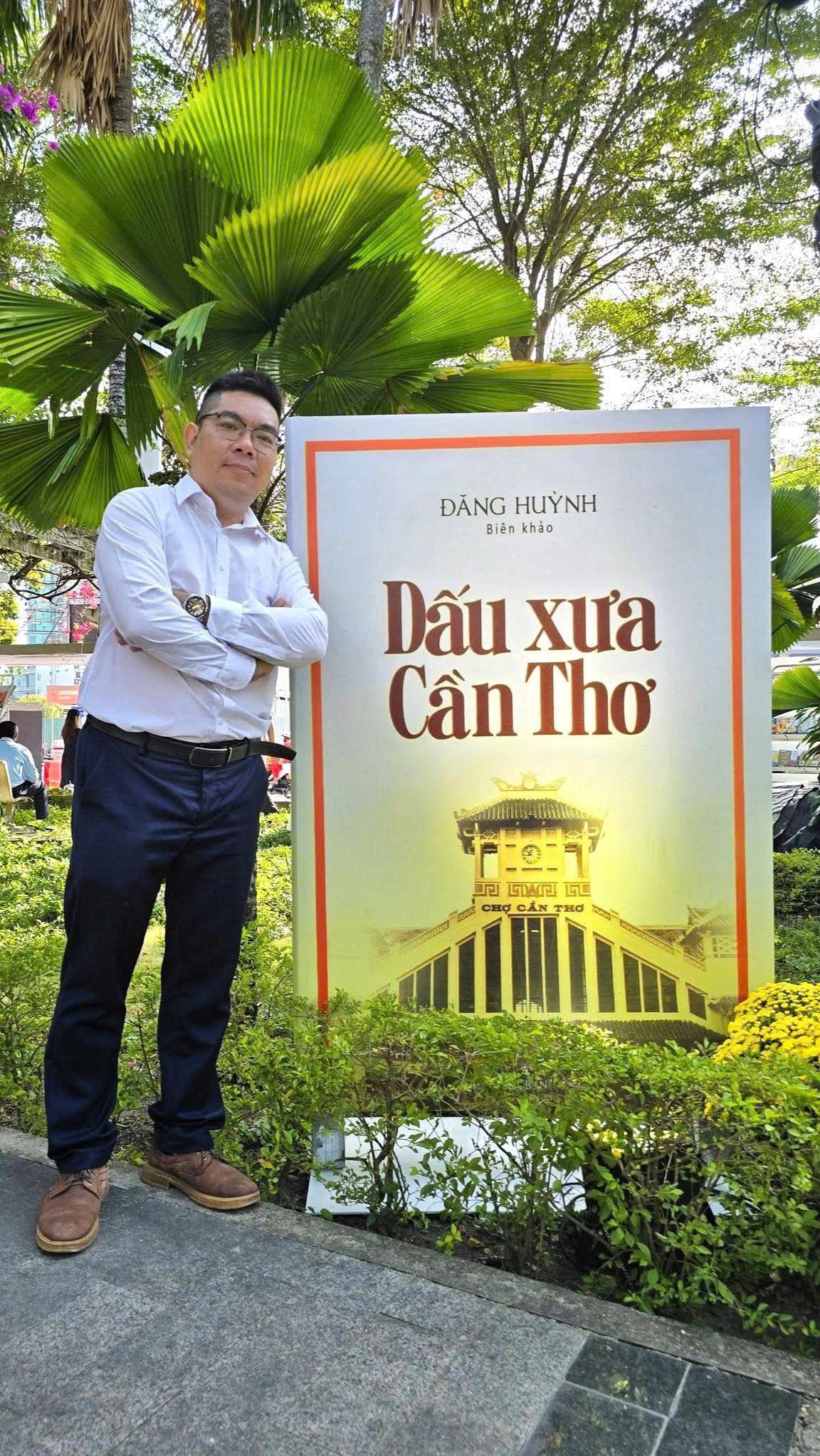 Tác giả Đăng Huỳnh bên tác phẩm "Dấu xưa Cần Thơ" giới thiệu tại "Công viên sách xuân". Anh cũng là một trong những tác giả có buổi giao lưu cùng bạn đọc khi đến nơi này. Anh cho biết vinh dự khi được góp nhặt một phần cảm xúc giới thiệu Cần Thơ đến mọi người gần xa