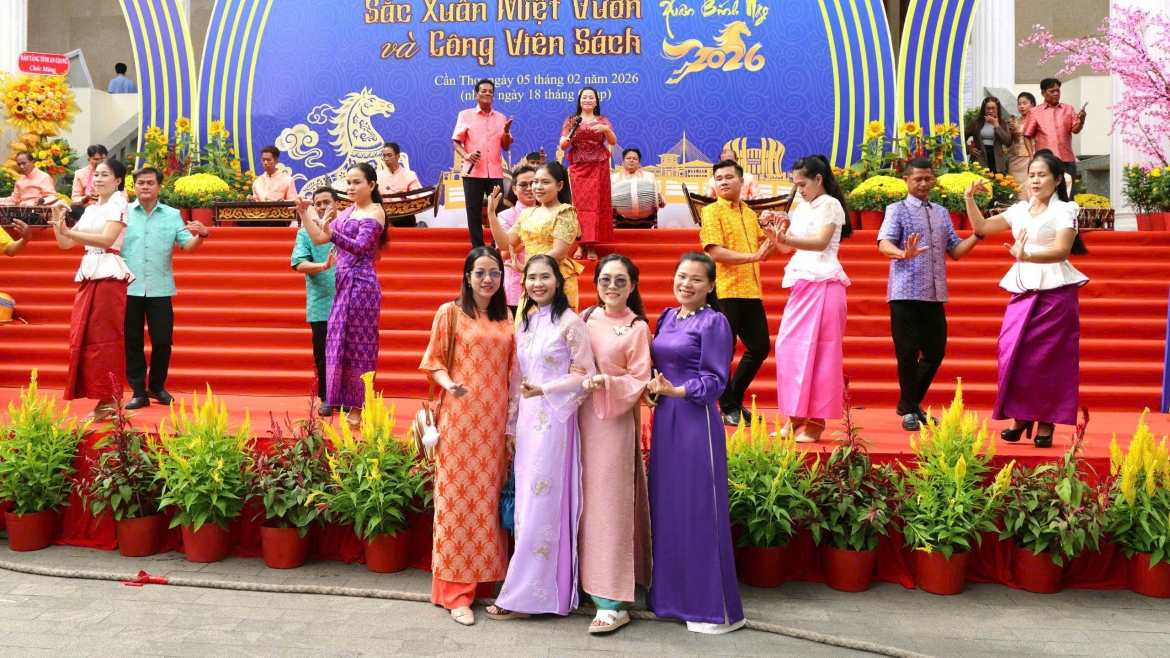 Từ ngày 5 đến 9/2, "Sắc Xuân miệt" vườn mở cửa đón khách sáng từ 8 giờ đến 11 giờ; chiều từ 14 giờ đến 17 giờ và tối từ 18 giờ 30 đến 21 giờ. Việc ứng dụng công nghệ như mã QR, livestream, truyền thông số cũng được đẩy mạnh nhằm lan tỏa hình ảnh lễ hội đến đông đảo công chúng trong và ngoài thành phố