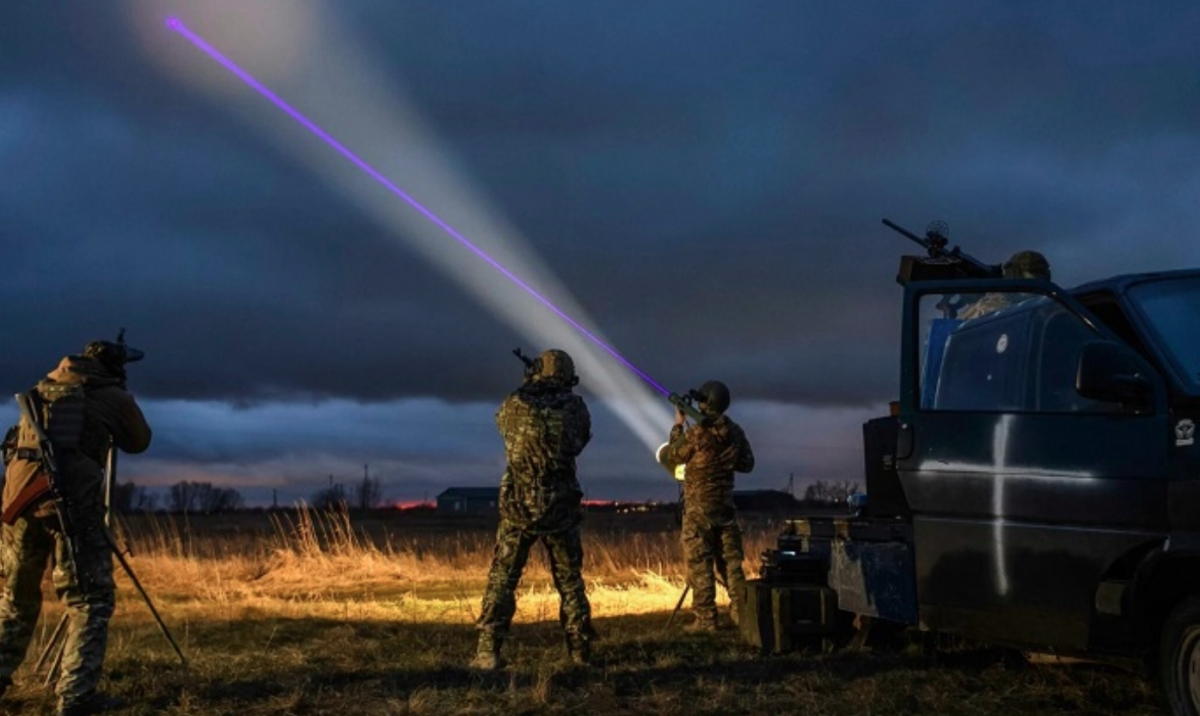 Binh sỹ Ukraine thử nghiệm vũ khí laser. Ảnh: X