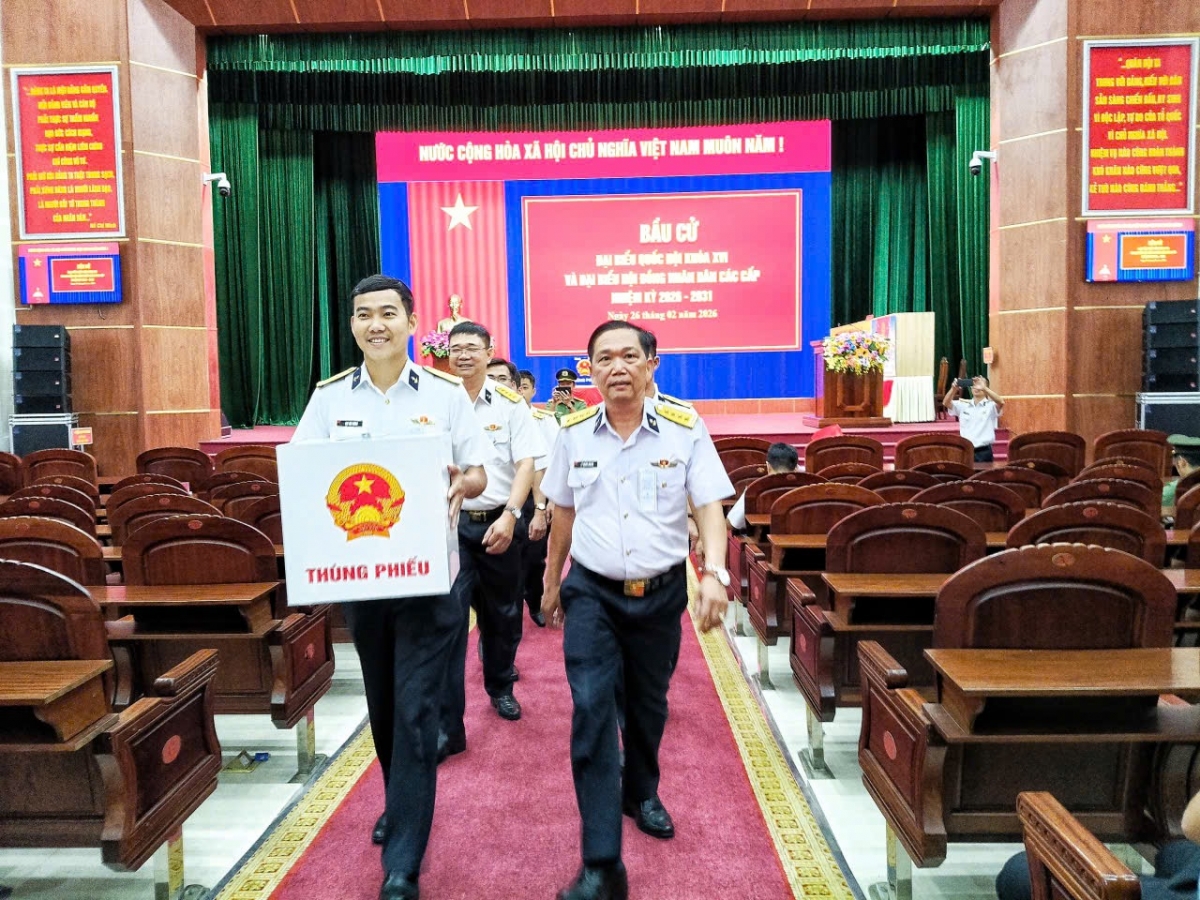 Di chuyển hòm phiếu