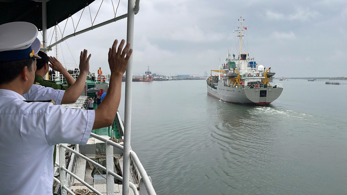 Hai con tàu Trường Sa 04 và Trường Sa 21 đã rẽ sóng nhổ neo, mang theo những hòm phiếu đỏ thắm cùng niềm tin và kỳ vọng của đất liền hướng ra khơi xa