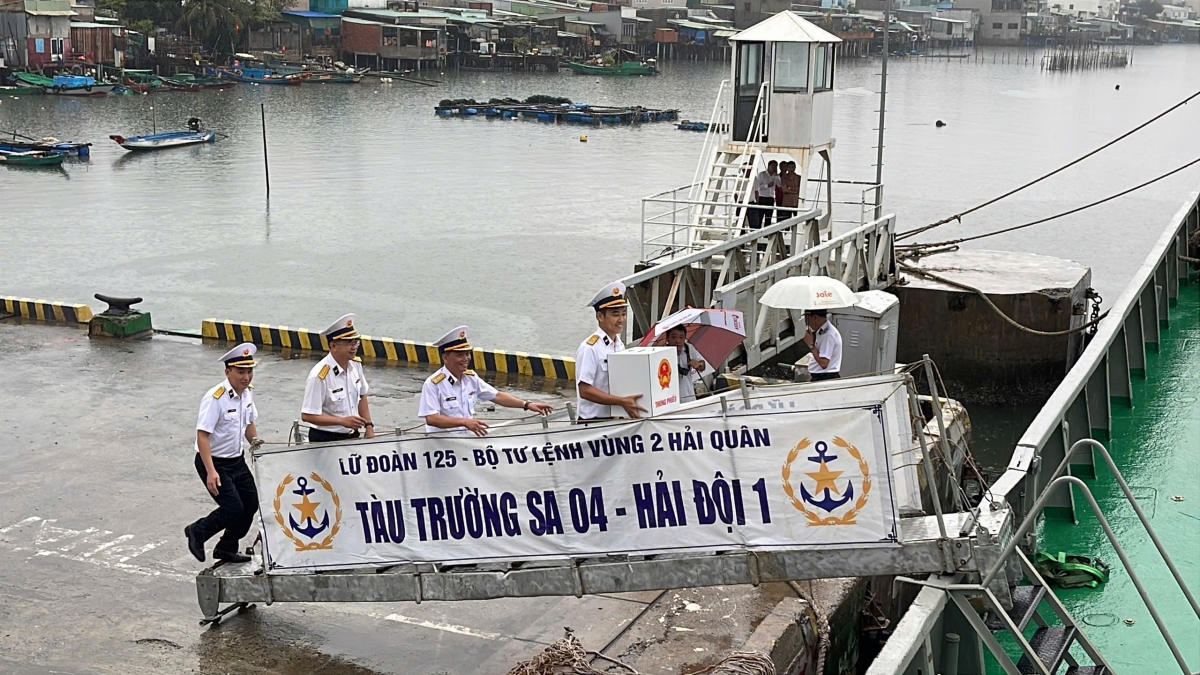 Tổ bầu cử đưa hòm phiếu lên tàu trước khi lên đường làm nhiệm vụ trên biển