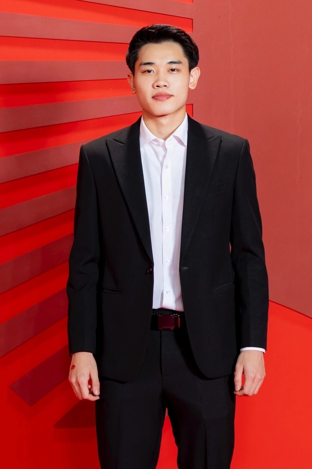 Trường Giang và cầu thủ Đình Bắc gặp nhau tại một sự kiện tối 7/2 ở TP HCM. Trước giờ chương trình, nam diễn viên khuyên đàn em nên hạn chế tham dự các sự kiện để tránh phân tâm, tập trung cho tập luyện và thi đấu.