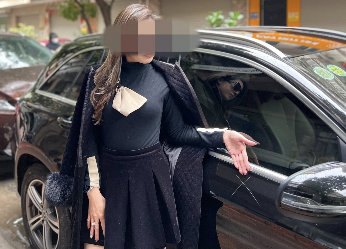 Chị N. bên cạnh chiếc xe bị cào xước.