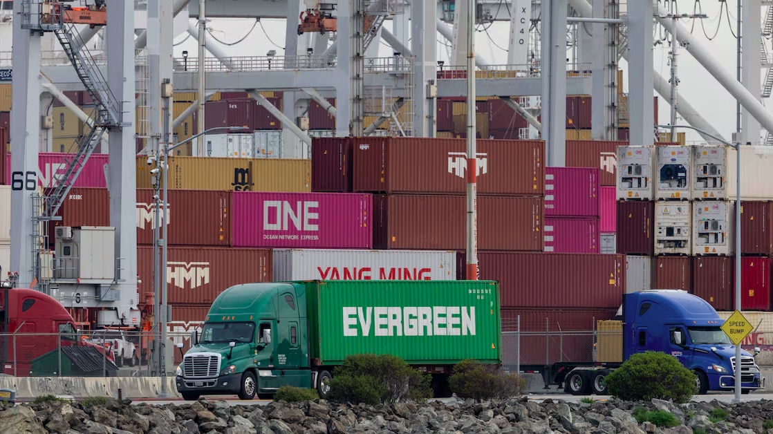 Các container hàng hóa tại một cảng biển của Mỹ. Ảnh: Reuters.
