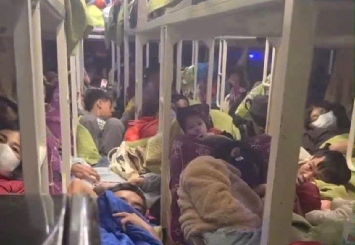 Xe khách chở quá số người quy định.