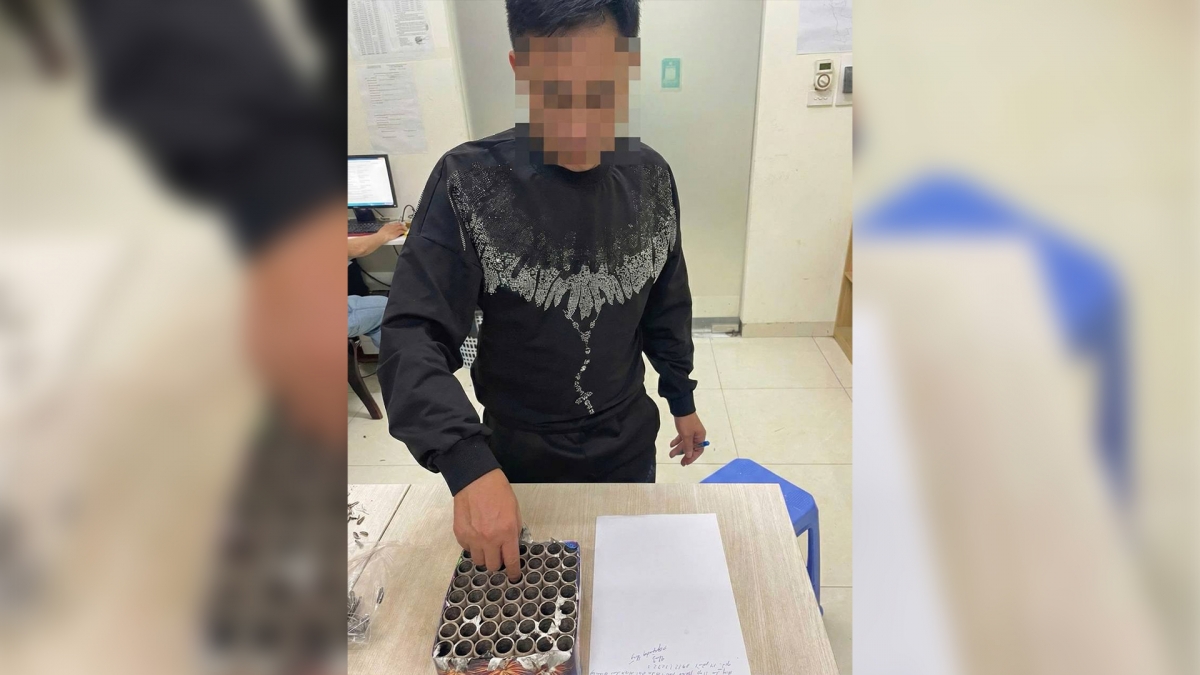 Đối tượng cùng tang vật tại cơ quan công an