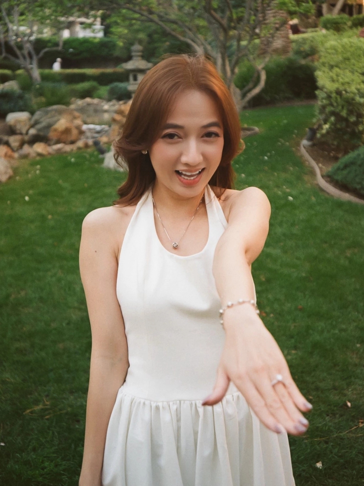 Sao Việt 28/2: 'Bé' Xuân Nghi nhận lời cầu hôn của bạn trai 'thanh mai trúc mã' sau gần ba năm tìm hiểu. Xuân Nghi cho biết bạn trai là kỹ sư đã cầu hôn trong dịp cô về Mỹ đón Tết Nguyên đán cùng gia đình.