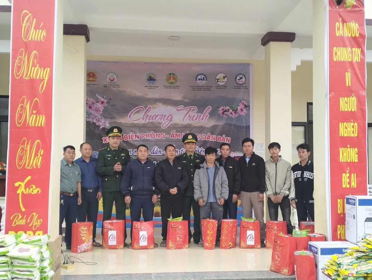 Đồn Biên phòng Trung Lý phối hợp với UBND xã Trung Lý, Văn phòng Cơ quan CSĐT Bộ Công an, Câu lạc bộ thiện nguyện hiến máu Ngọc Lặc, Trường Cao đẳng Công nghiệp Thanh Hóa, Công ty TNHH Thi Niên Phát và Trường Tiểu học Phù Đổng tổ chức Chương trình “Xuân Biên phòng – Ấm lòng dân bản” tại bản Tà Cóm, tỉnh Thanh Hóa.
