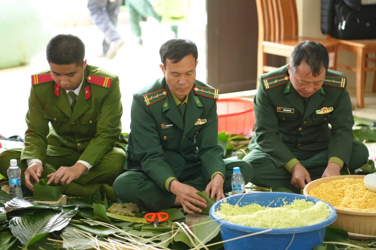 Đồn Biên phòng Trung Lý phối hợp với UBND xã Trung Lý, Văn phòng Cơ quan CSĐT Bộ Công an, Câu lạc bộ thiện nguyện hiến máu Ngọc Lặc, Trường Cao đẳng Công nghiệp Thanh Hóa, Công ty TNHH Thi Niên Phát và Trường Tiểu học Phù Đổng gói 500 bánh chưng tặng bà con.