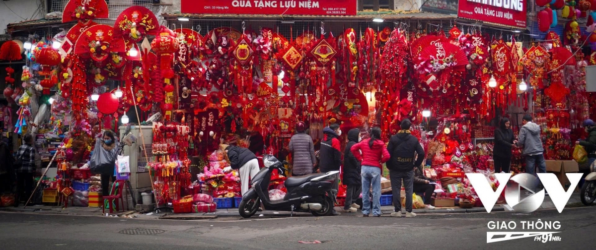 Tết đến cũng là lúc các khu chợ, con phố mua sắm truyền thống bắt đầu khoác lên mình diện mạo rực rỡ, không khí sôi động hơn thường ngày. Sắc hoa tươi, đồ trang trí đủ màu sắc được bày biện san sát, tạo nên không gian đậm chất xuân, thu hút người dân ghé thăm, dạo chợ du xuân.