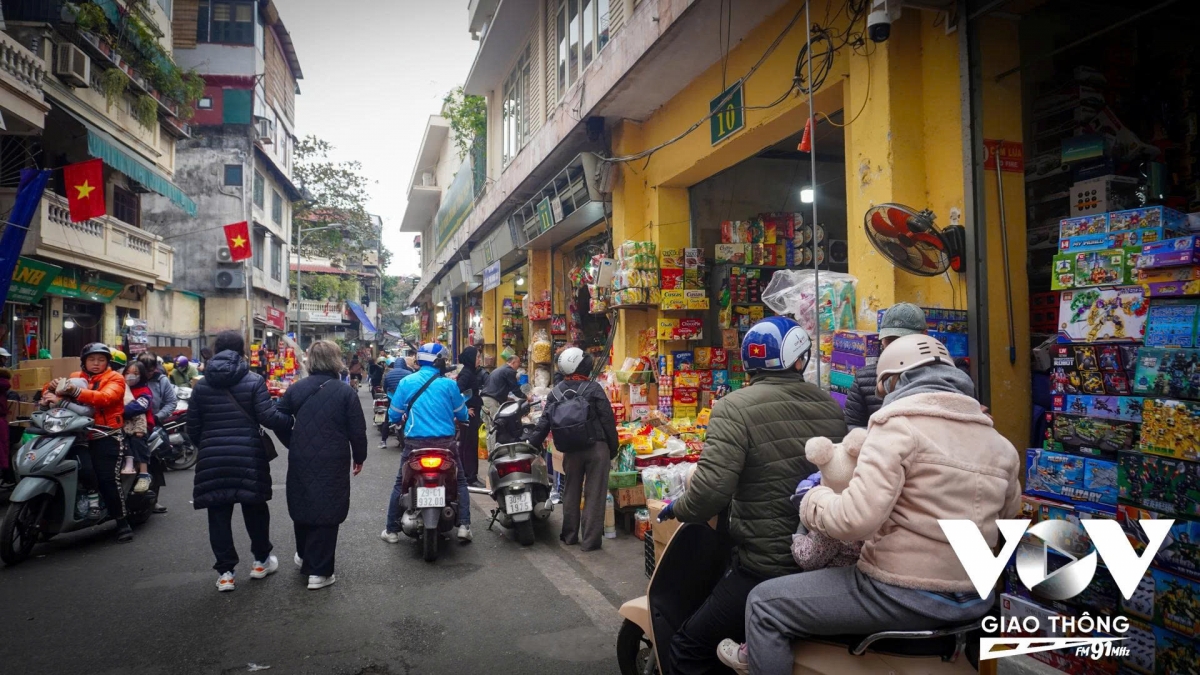 Bên cạnh hoa tươi, các mặt hàng trang trí, bánh kẹo, đồ phục vụ Lễ Tết cũng được tiểu thương chuẩn bị từ sớm