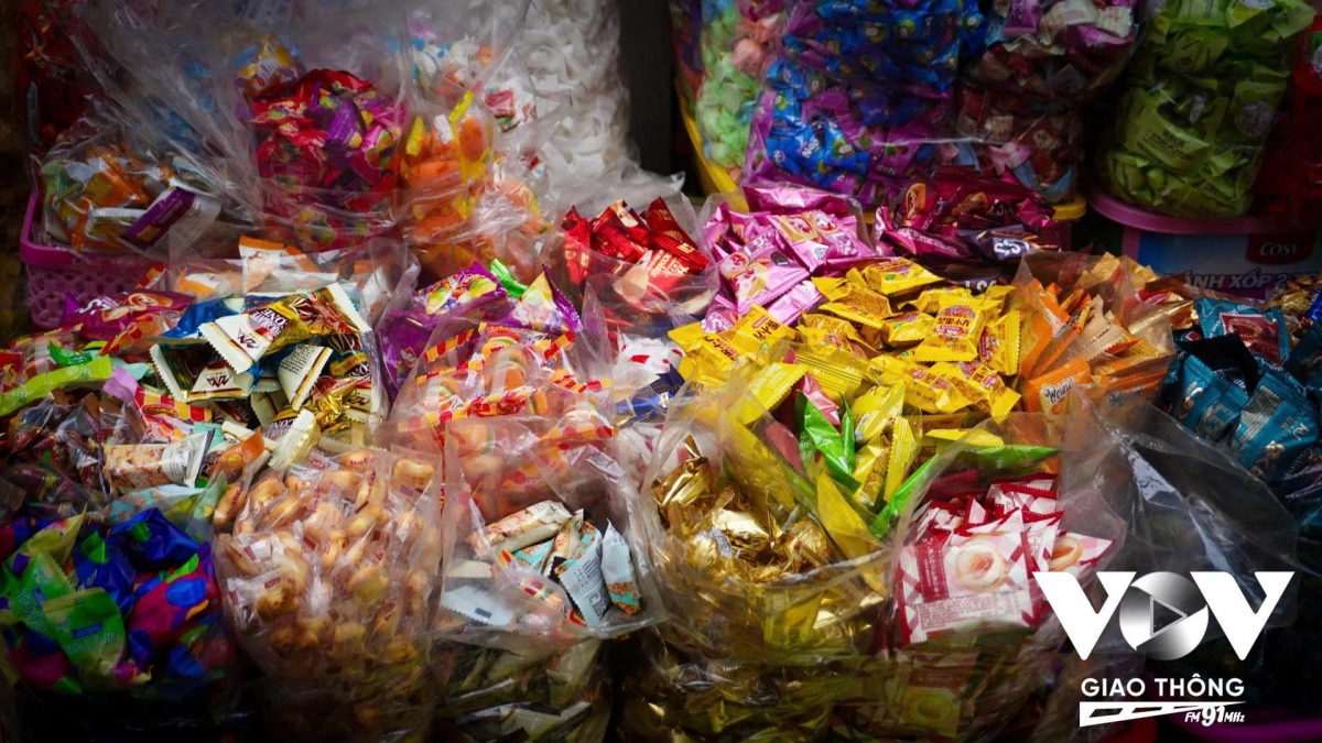 ... không gian chợ vì thế trở nên sinh động, nhộn nhịp, mang đậm hơi thở Tết cổ truyền