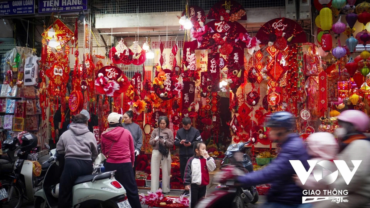 Chưa bao giờ hết hot mỗi dịp lễ hội, càng gần Tết, Hàng Mã lại càng nhộn nhịp...