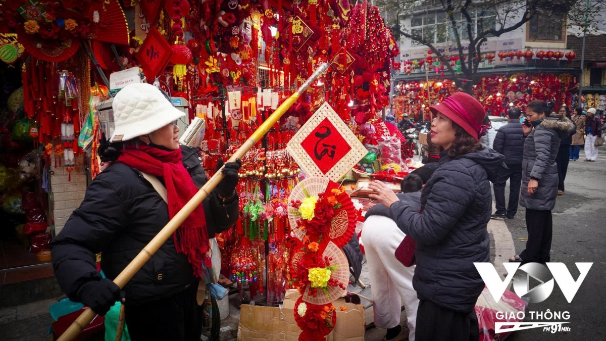 Các vật phẩm trang trí, bảng treo cửa trang trí Tết, lồng đèn là những mặt hàng được quan tâm và bày bán nhiều nhất tại đây