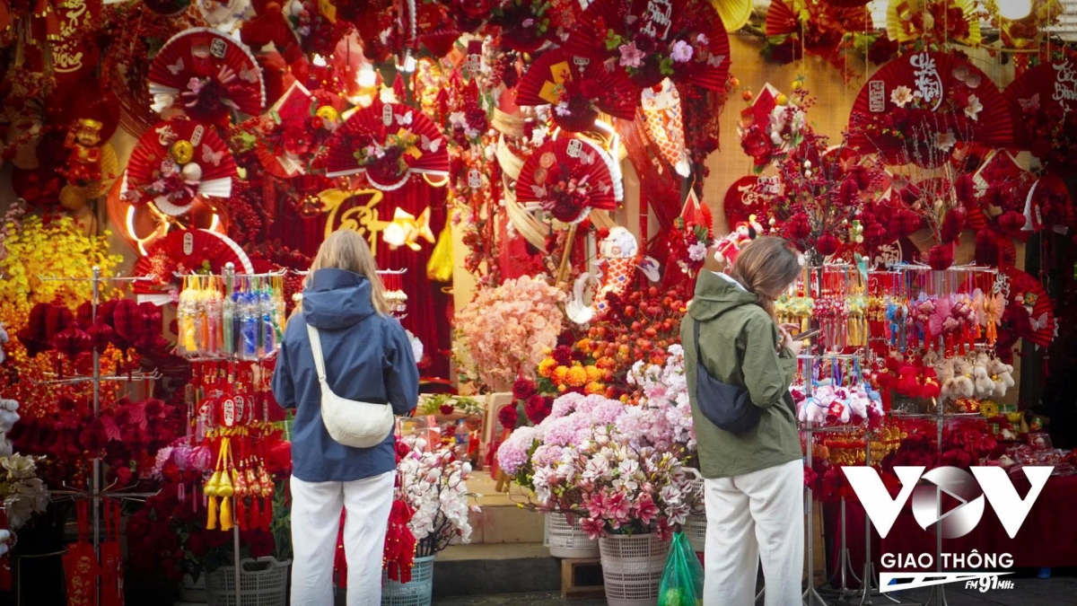 Các gian hàng thu hút cả những du khách nước ngoài, trẻ em…