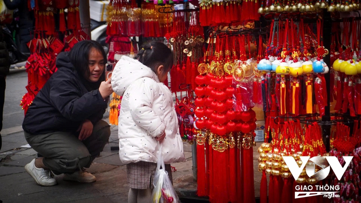 Chị P. H. Thương, hiện đang sinh sống tại phường Đống Đa bộc lộ: “Đi Hàng Mã thời điểm này là thích nhất, đông vui, rực rỡ, chỉ cần đi dạo ngắm nghía thôi cũng đủ cảm nhận thấy cái Tết gần với mình hơn, làm mình nhớ đến những ngày Tết xưa, lại càng háo hức, mong chờ năm mới hơn”.