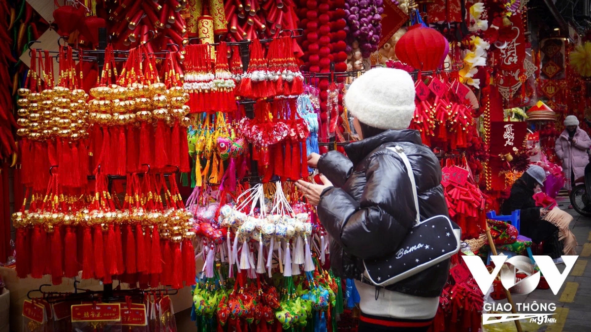 Nhịp sống, làm việc những ngày cuối năm dường như hối hả, vội vã hơn thường nhật, thế nhưng, đi du xuân, ngắm hoa, ngắm Tết cũng là một cách sống chậm lại, cảm nhận không khí của mùa xuân, trở thành thú vui tao nhã và là món ăn tinh thần không thể thiếu của mỗi người dân Việt Nam.