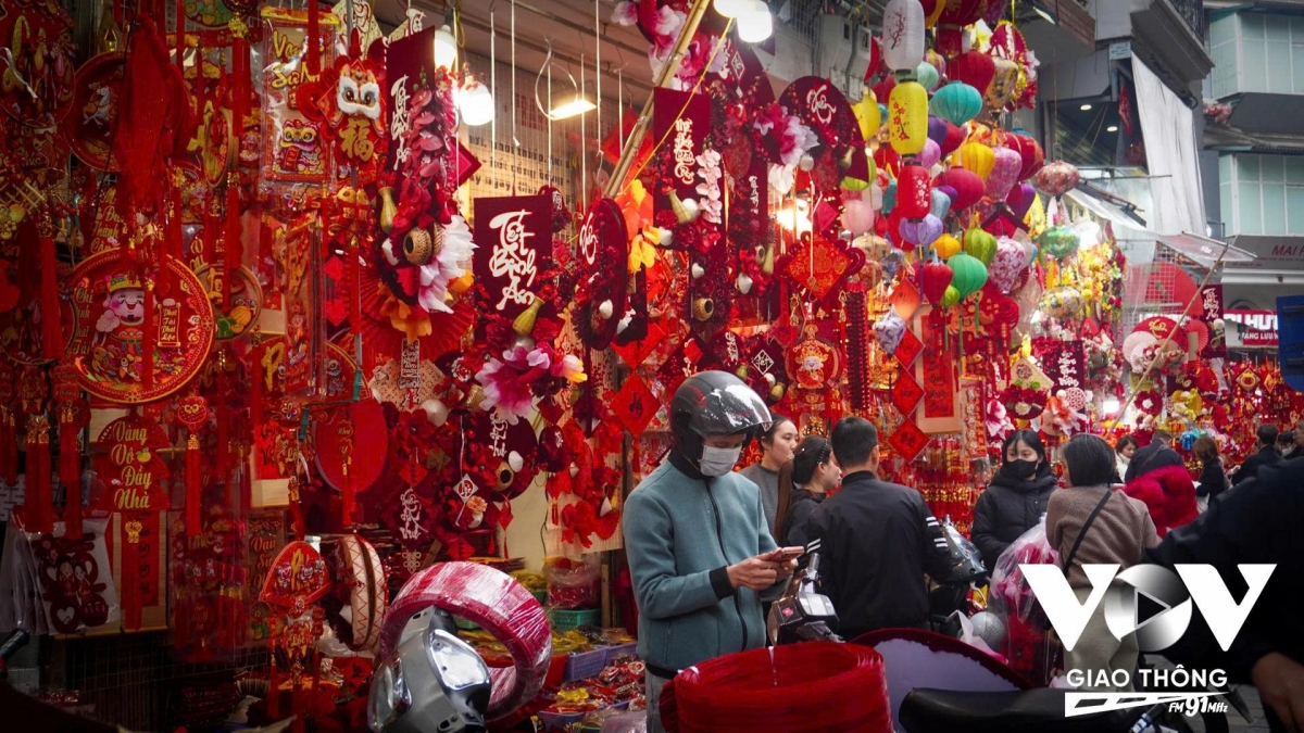 Phủ kín con phố là các hàng bày biện đồ trang trí bắt mắt, lồng đèn, câu đối đỏ,... góp phần tô điểm thêm cho bức tranh đa dạng ngày đầu năm mới