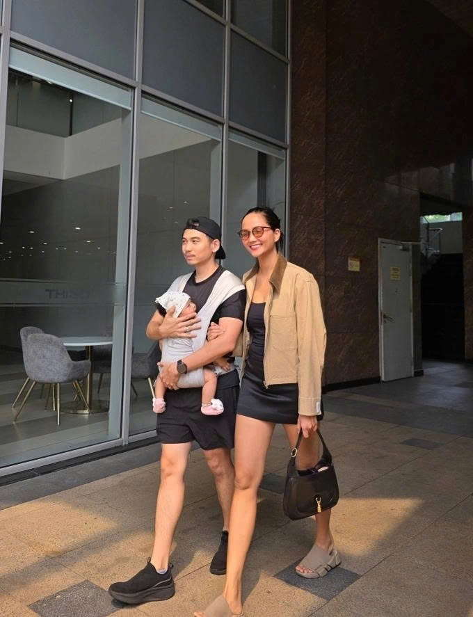 Vợ chồng Hoa hậu H'Hen Niê địu con gái đi dạo phố cuối tuần. Người đẹp chia sẻ: “Khung hình cuộc sống của gia đình nhỏ”.