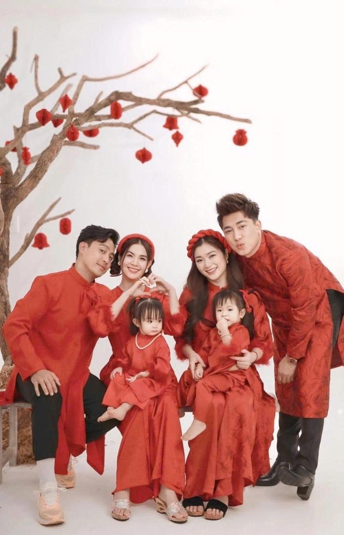 Hai gia đình Thanh Duy - Kha Ly và Thanh Trúc - Châu Khải Phong rủ nhau chụp ảnh mừng Tết Bính Ngọ.