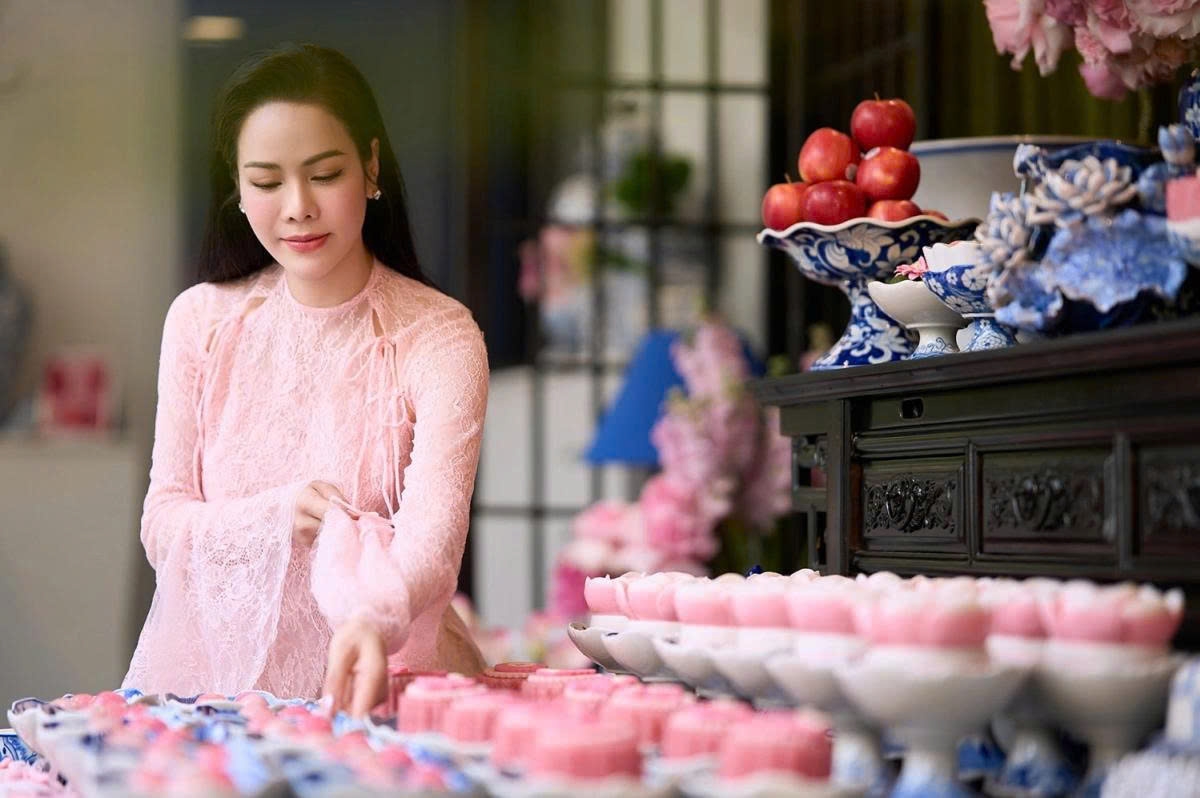 Diễn viên Nhật Kim Anh bày mâm cúng, trang hoàng biệt thự 500 m2, cùng gia đình mừng thôi nôi con gái Julia. Nhật Kim Anh bày biện mâm cúng với đầy đủ xôi, chè, trà, bánh, trầu cau theo phong tục truyền thống.