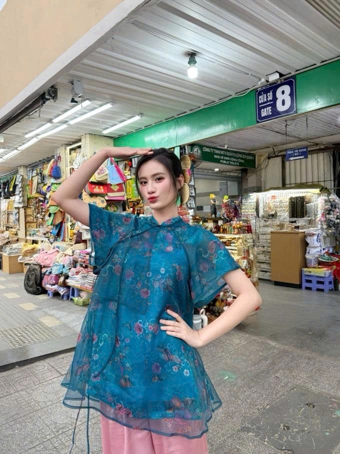 Hoa hậu Ý Nhi thả dáng ở chợ Bến Thành khi dạo phố ngày cận Tết Nguyên đán.