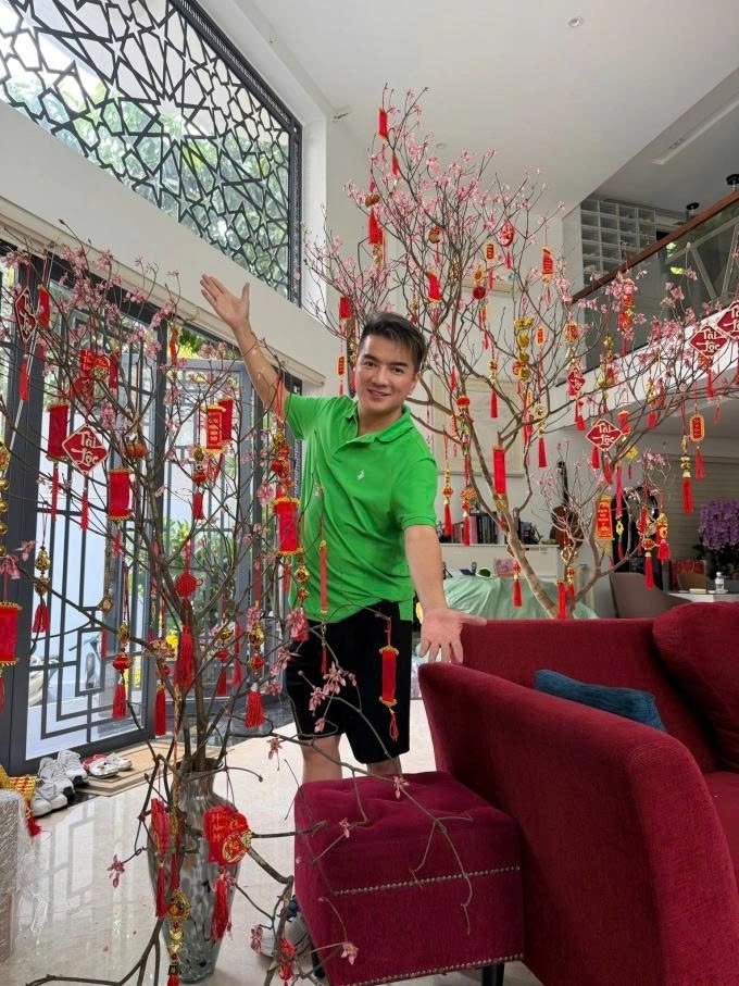 Ca sĩ Đàm Vĩnh Hưng trang hoàng biệt thự đón Tết.