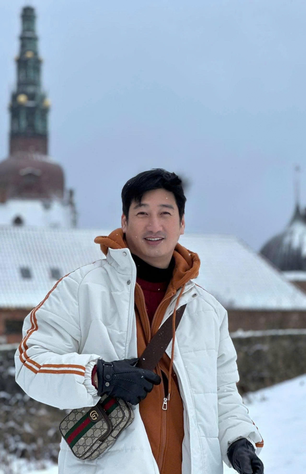 Diễn viên Ngọc Quỳnh chia sẻ trong chuyến đi diễn ở châu Âu: "Có những cái lạnh không đến từ thời tiết, mà đến từ khoảng cách với người mình thương".