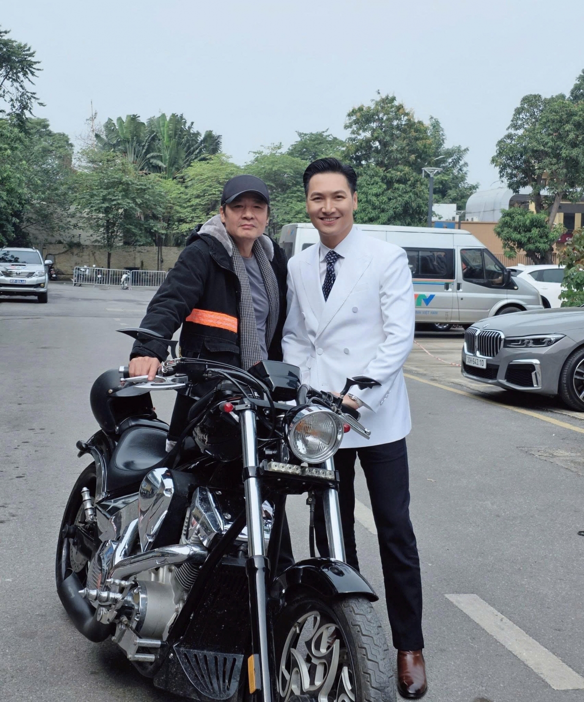 Diễn viên Mạnh Trường hội ngộ NSƯT Võ Hoài Nam trong phim mới.