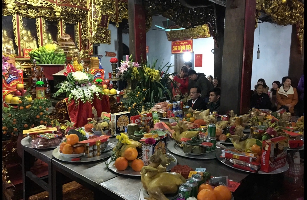 Mỗi gia đình trong làng đều chuẩn bị lễ mặn, lễ chay để dâng Mẫu