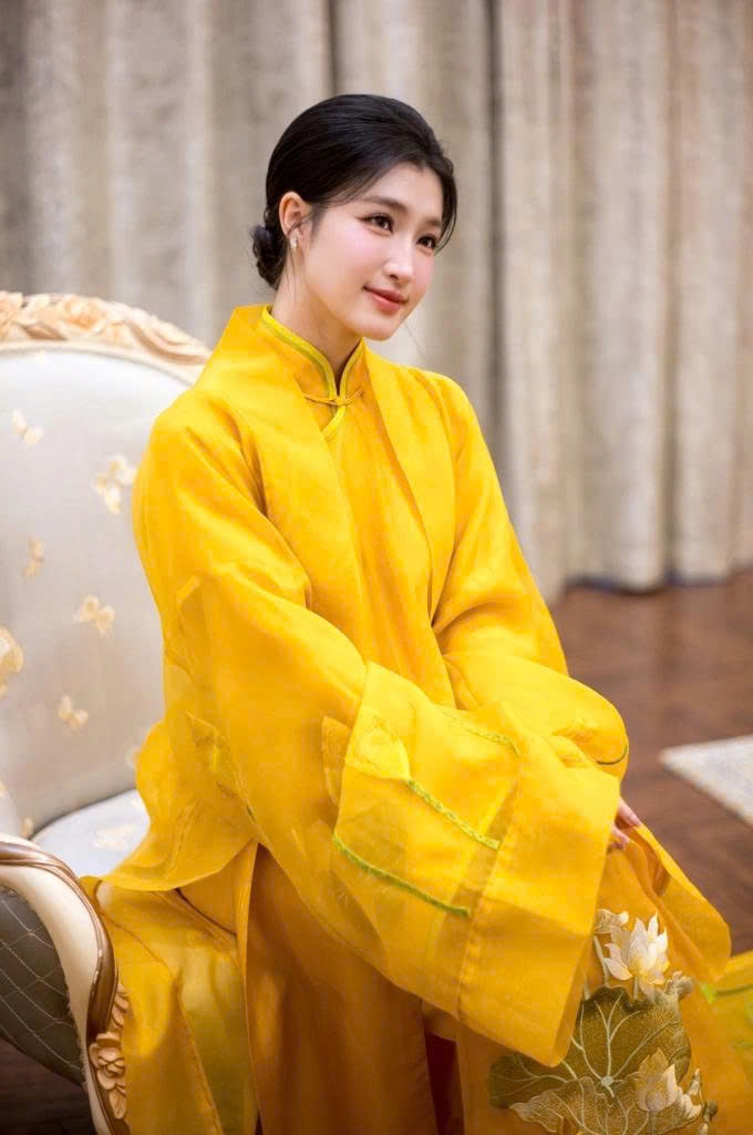 Nguyễn Phương Nhi sinh năm 2002, là Á hậu 2 Miss World Vietnam 2022. Năm 2023, Phương Nhi là đại diện Việt Nam tại đấu trường nhan sắc quốc tế Miss International diễn ra ở Nhật Bản. Cô lọt top 15 chung cuộc và giành giải thưởng phụ Miss Visit Japan. Tháng 1/2025, Phương Nhi tổ chức lễ ăn hỏi với doanh nhân Phạm Nhật Minh Hoàng - con trai của tỷ phú Phạm Nhật Vượng. Tháng 1/2026, lễ cưới của Phương Nhi và Minh Hoàng diễn ra tại một resort cao cấp trên hòn đảo do gia đình chú rể quản lý. 