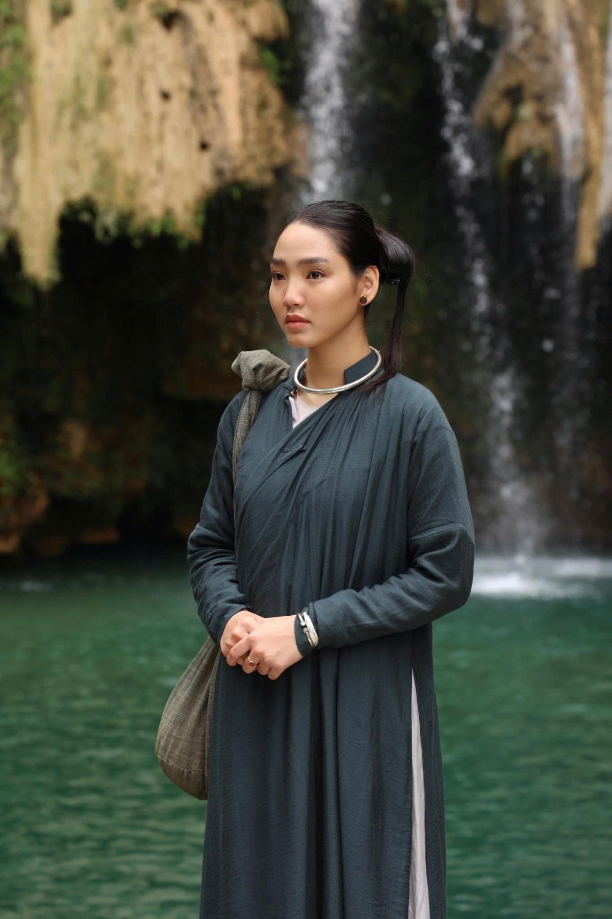 Trước “Nhà ba tôi một phòng”, Minh Anh từng ghi dấu ấn khi tham gia dự án điện ảnh “Thám tử Kiên: Kỳ án không đầu” của đạo diễn Victor Vũ. Cô vào vai Nga – cháu gái của mợ Hai Mẫn (Đinh Ngọc Diệp). Nga mất tích bí ẩn, kéo thám tử Kiên (Quốc Huy) vào hành trình điều tra những vụ án ly kỳ. Lần đầu đảm nhận vai dài hơi trên màn ảnh rộng, Minh Anh từng chia sẻ cô chịu áp lực lớn, bật khóc trên phim trường vì chưa hoàn thành tốt cảnh quay.