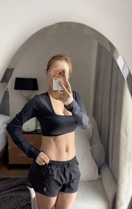 Diễn viên Nhã Phương được khen cơ thể gọn gàng, vòng eo săn chắc sau khi sinh con thứ ba được 14 ngày. Nữ diễn viên viết: “Mẹ bỉm sau 14 ngày chỉ ăn và cho em ti”.