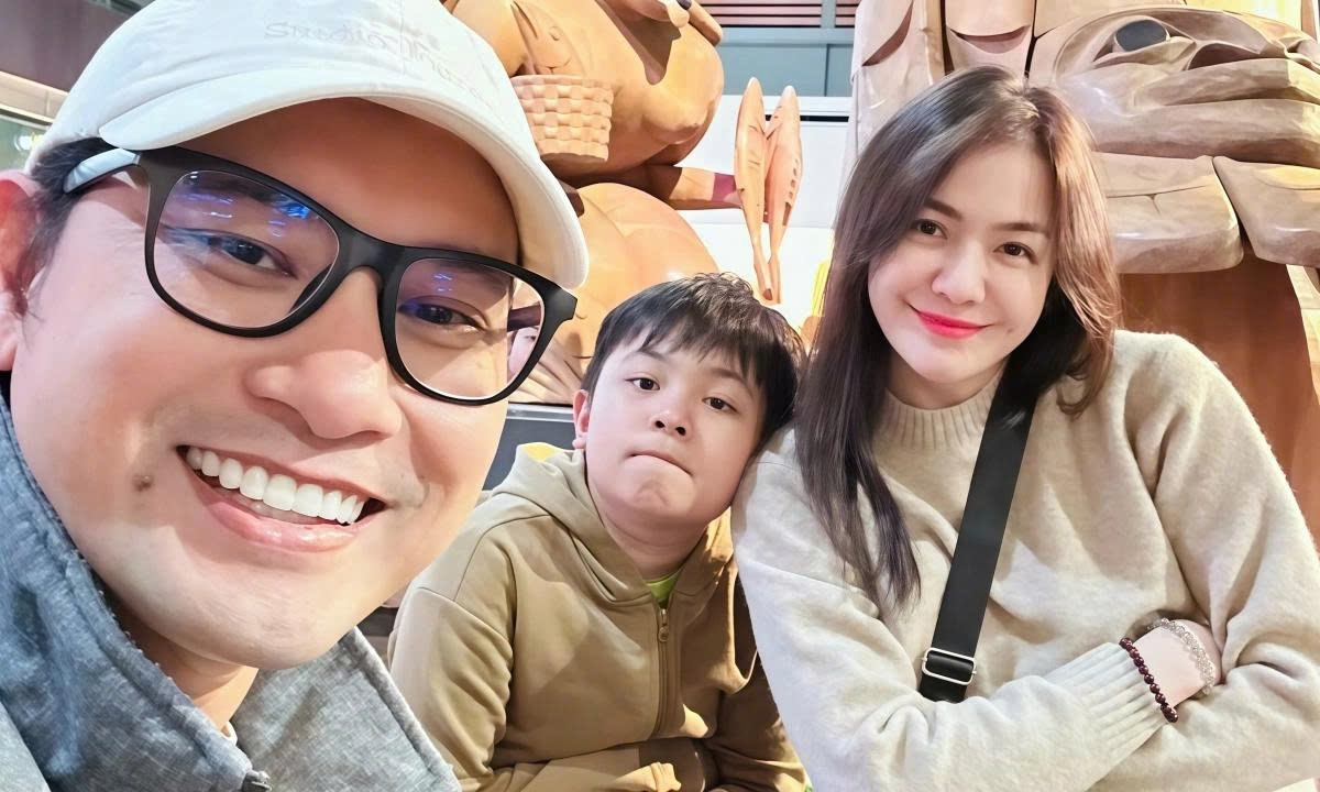 Vợ chồng diễn viên Huỳnh Đông check-in tại sân bay ở Canada, chuẩn bị bay về TP.HCM đón Tết Nguyên đán.