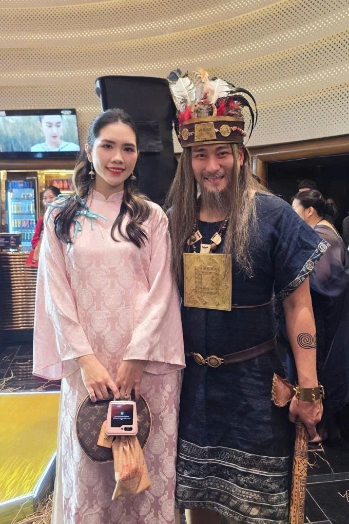 Bà xã kém 15 tuổi diện áo dài sánh đôi Minh Tiệp trong buổi ra mắt phim “Huyền tình Dạ Trạch” có anh tham gia.