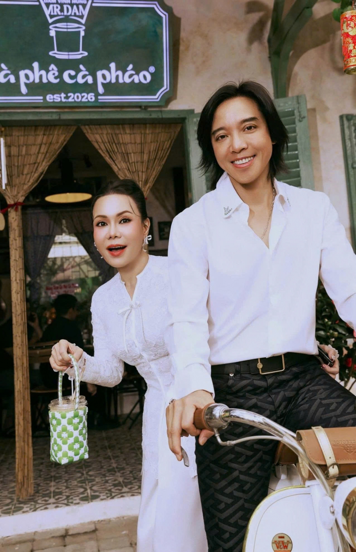 Vợ chồng nghệ sĩ Việt Hương - Hoài Phương diện trang phục hoài cổ, được khen trông như sinh viên.