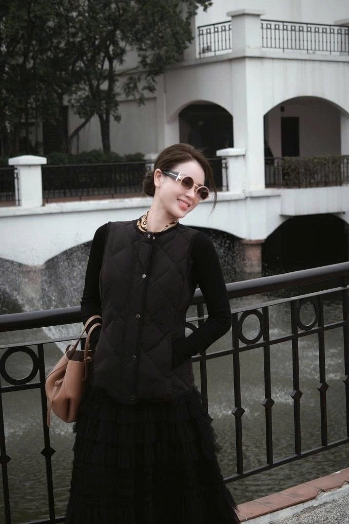 Diễn viên Lương Thu Trang tận hưởng thời gian thảnh thơi đi dạo phố, mua sắm ngày cuối năm sau khi hoàn thành các dự án phim.